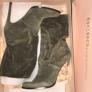 Olive green suede BCBG boots 👢